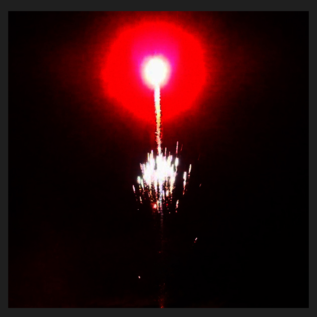 Заряд одиночный 1,2"  Red stars with white strobe mine
